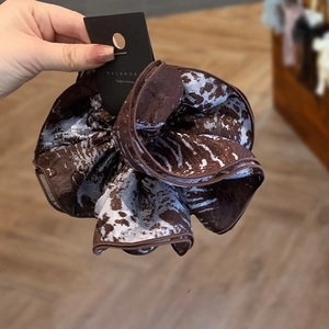 Retro marble pattern velvet scrunchie in blue and brown for stylish hair styling