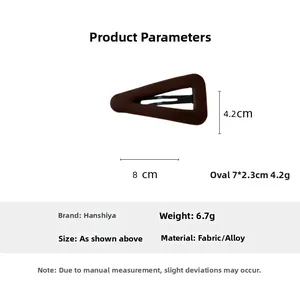 Détails de la pince à cheveux en velours marron avec dimensions 8cm x 4.2cm et poids 6.7g