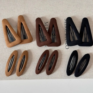 Lot de 12 barrettes en velours évidé tons caramel et noir sur fond de lin