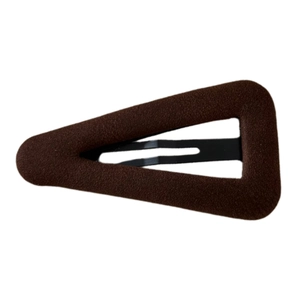 Barrette à cheveux triangulaire en velours marron avec base en métal épurée