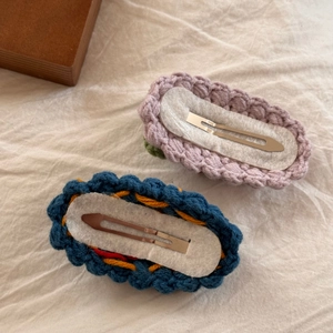 Vue détaillée de barrettes à cheveux crochetées main en dentelle mauve et tricot bleu marine