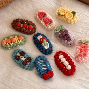 Détail de barrettes à cheveux crochetées main aux motifs de fruits et animaux