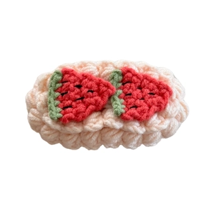 Pince à cheveux crochetée à la main en fil blanc crème avec décors de fraises rouges