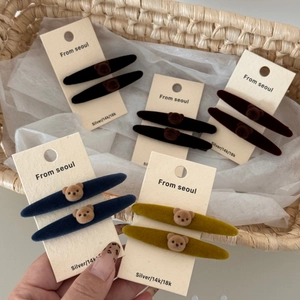 Set de cinco pinzas para el cabello con ositos flocados en tarjeta de exhibición