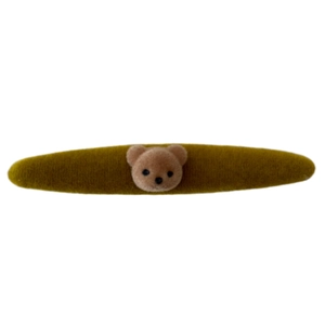 Lindo pasador de pelo flocado verde oliva con un pequeño adorno de cabeza de oso