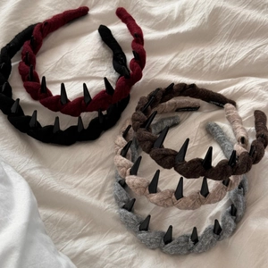 Détail de serre-têtes en tricot torsadé avec dents antidérapantes et étiquette fait main