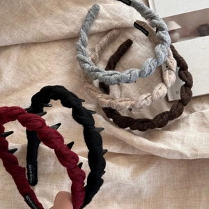 Détails des serre-têtes en tricot torsadé avec dents antidérapantes et étiquettes