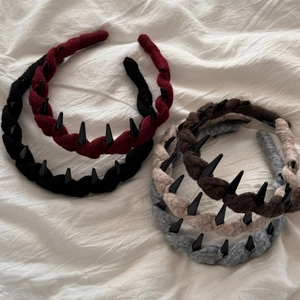 Détails des serre-têtes en maille torsadée avec clous punk disponibles en cinq couleurs