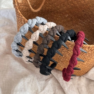 Détail de serre-têtes torsadés en tricot de diverses couleurs avec dents antidérapantes