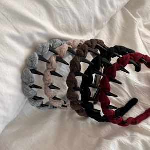 Détail de cinq serre-têtes en maille torsadée avec dents antidérapantes en diverses couleurs