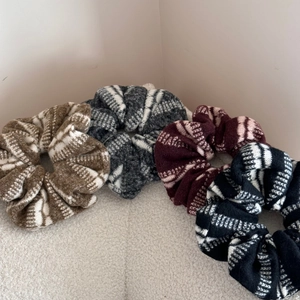 Lot de 4 chouchous en tricot doux avec motifs d'hiver en marron, gris, bordeaux et noir