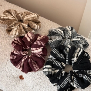 Lot de quatre chouchous en tricot d'hiver à motifs géométriques avec étiquettes de mode