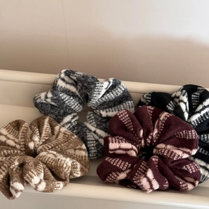 Gros plan de chouchous en tricot surdimensionnés avec texture épaisse et motifs d'automne