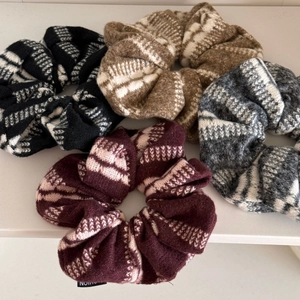 Vue détaillée de quatre chouchous en tricot surdimensionnés aux textures de laine