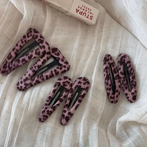 Set di sei fermagli per capelli con motivo leopardato rosa in varie forme alla moda