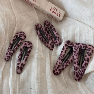 Set di 6 fermagli per capelli con stampa leopardata rosa in varie forme per donna