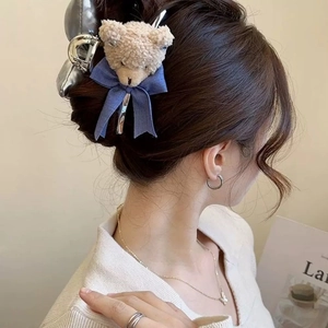 Pinza per capelli con orsetto di peluche e fiocco in seta blu su clip in metallo argento