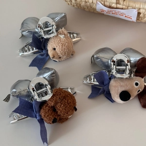 Dettaglio di fermagli per capelli in peluche con fiocchi e clip metalliche argento
