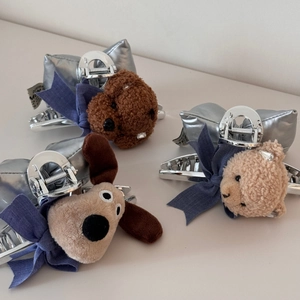 Vista dettagliata dei fermagli per capelli in peluche con fiocchi e finitura argento lucido