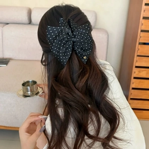 Barrette à nœud papillon à pois noirs et blancs de style français sur cheveux longs