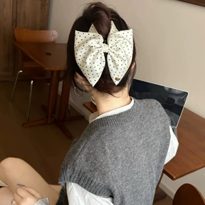 Pince à cheveux nœud à pois style français accessoire élégant blanc et noir pour femme