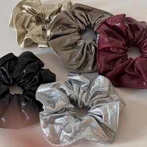 Lot de cinq chouchous en similicuir métallisé couleurs or, argent, noir, rouge et gris