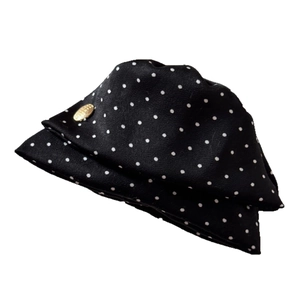 Barrette française noire à pois blancs avec un emblème en métal doré élégant