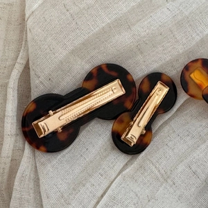 Details von Haarspangen aus Acetat mit Schildpattmuster und goldenem Entenschnabelclip