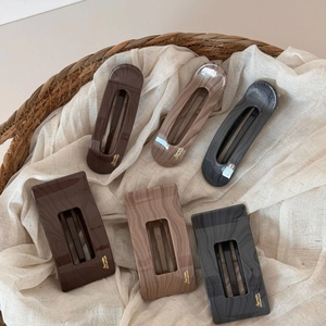 Lot de 6 barrettes à cheveux motifs marbre et bois aux formes ovale et rectangulaire