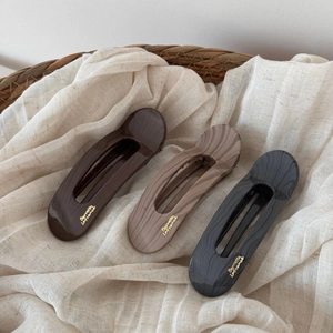 Détail des barrettes à texture marbrée avec gravure dorée Barrette La France
