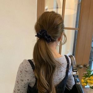 Elastico per capelli blu scuro a pois su coda di cavallo per uno stile dolce e chic