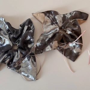 Gros plan de chouchous en velours pailleté avec fils métalliques et rubans cadeaux