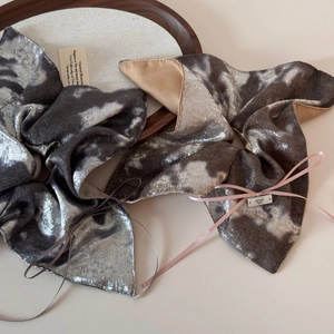 Chouchou en velours argenté métallisé avec doublure en satin et ruban rose
