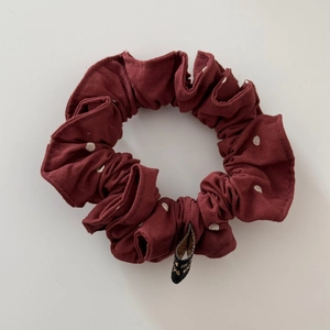Dettaglio della trama dell'elastico per capelli bordeaux a pois elasticizzato