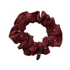 Elastico per capelli bordeaux a pois con etichetta decorativa e tessuto in cotone