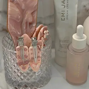 Coffret de barrettes en acétate marbré rose et peigne avec strass et décor élégant