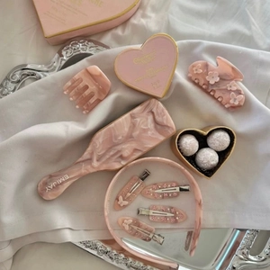 Set d'accessoires cheveux en acétate marbré rose avec peignes et barrettes