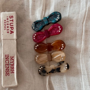 Set of five cute bow hair clips with acetate marble texture and sparkling rhinestones