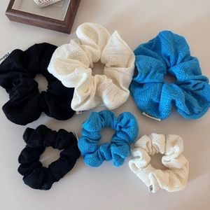 Chouchous en tricot ajouré noir, crème et bleu, montrant les tailles grande et petite