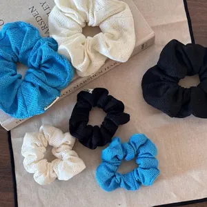 Chouchous tricotés évidés en bleu, blanc et noir avec une texture très souple