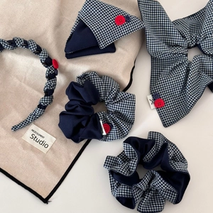 Ensemble d'accessoires à cheveux en vichy bleu marine avec boutons rouges et bleus