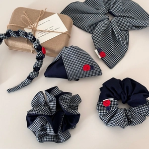 Parure d'accessoires cheveux à carreaux bleu marine avec boutons et nœuds décoratifs