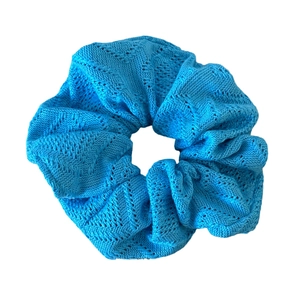 Chouchou en tricot bleu paon avec texture ajourée élégante pour queue de cheval