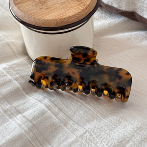 Detailed view of the large tortoiseshell hair claw clip with glossy resin finish