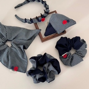 Ensemble d'accessoires cheveux en vichy bleu marine avec boutons rouges et nœud