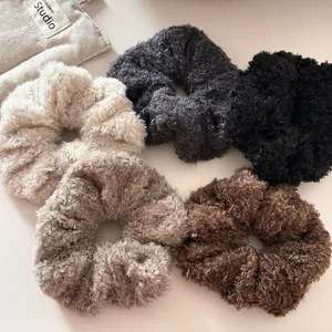 Chouchous en fausse fourrure pelucheuse aux tons neutres pour coiffures d'hiver