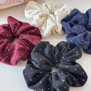 Set di 4 elastici per capelli in maglia a pois nei colori bordeaux, beige, blu e nero