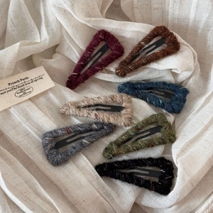 Close-up of 7 pack triangle knit yarn hair clips in assorted vintage autumn colors