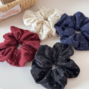 Set di elastici per capelli in maglia a pois nei colori crema, blu, bordeaux e nero