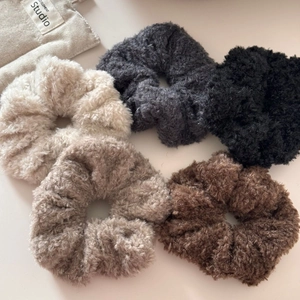 Vue détaillée des chouchous en fausse fourrure pelucheuse en cinq couleurs d'automne